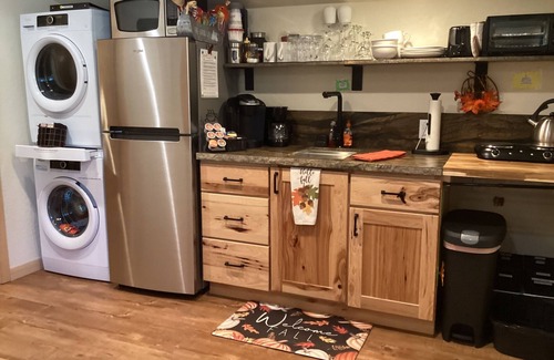Big Bear Lake Cabin | “R” Hidden Gem💎CoZy&Romantic💋HotTub AC Tranquil Serene 1 Acre Golf Bikes