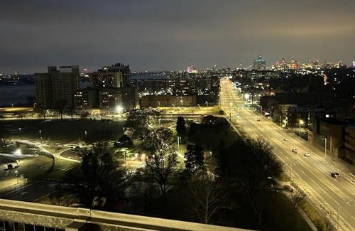 Detroit Apartment | R & R 2BDRM 2BATH WITH VIEW OF THE CITY, RIVER AND CANADA