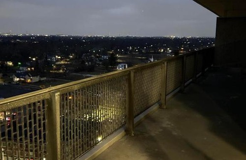 Detroit Apartment | R & R 2BDRM 2BATH WITH VIEW OF THE CITY, RIVER AND CANADA