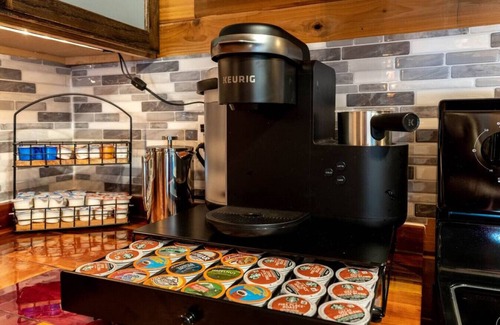 Paradise Estates Cabin | R&R Creekside Cabin -Hot Tub, AC, near Mt Rainier! Ashford, WA