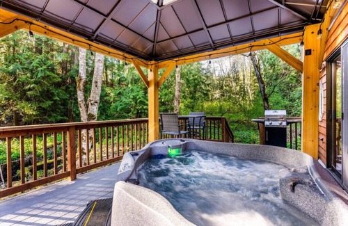 Paradise Estates Cabin | R&R Creekside Cabin -Hot Tub, AC, near Mt Rainier! Ashford, WA