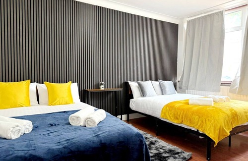 Dudden Hill Hotel | RA-Beautiful Quadruple Room in Wembley!