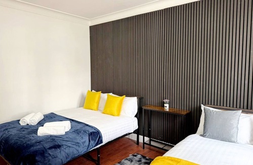 Dudden Hill Hotel | RA-Beautiful Quadruple Room in Wembley!