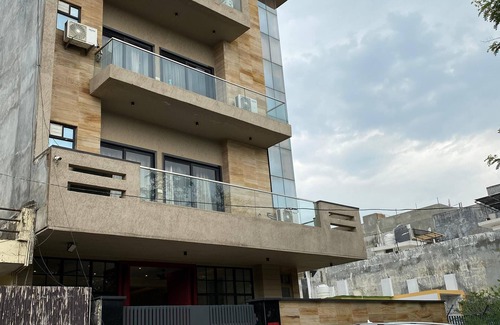 Sector 70 Hotel | Raahgir Suites
