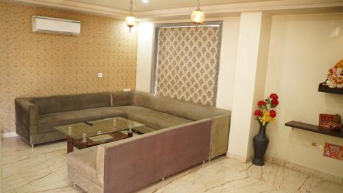 Amer Fort Road Hotel | Raas Mahal-Hotel In Jaipur Near Tourist Places