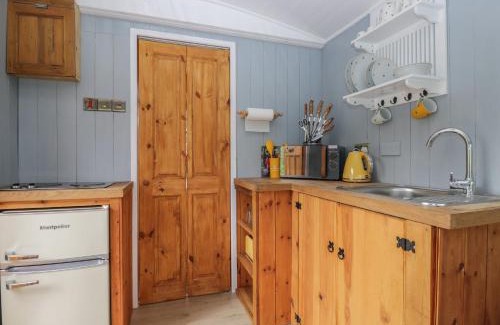 Abergavenny House | Rabbit Hill Hut