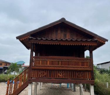 K. Wang Sombun House | Rachatadapa Village