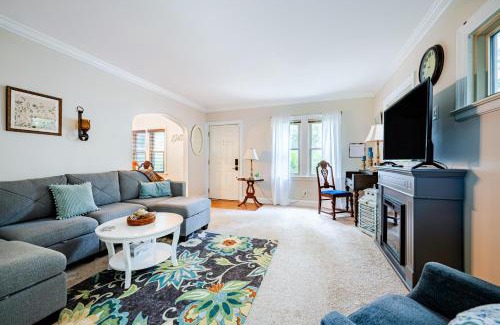 Toledo House | Rachel's Private Hideaway with king bed, kitchen, laundry, parking and big yard