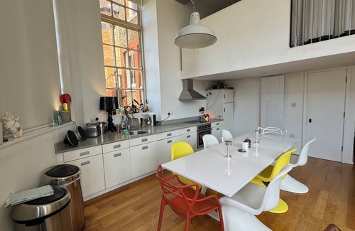 Stepney Green Apartment | Radiant 1BD Maisonette Retreat, Whitechapel