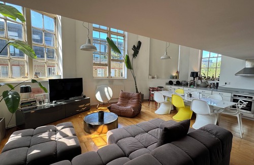 Stepney Green Apartment | Radiant 1BD Maisonette Retreat, Whitechapel