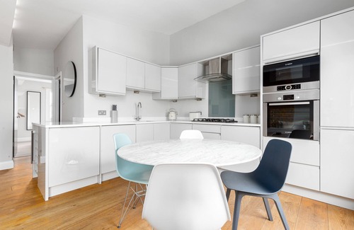 Notting Hill Apartment | Radiant 2 Bed Flat near Portobello