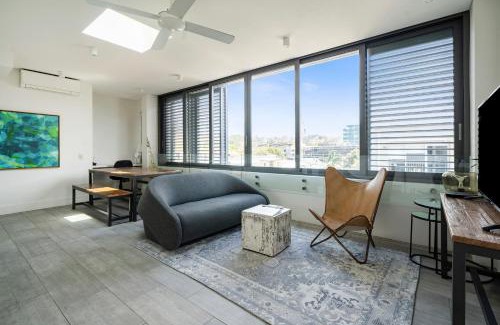 Bondi Beach Apartment | Radiant 2BR Top-Level Unit with Wi-Fi near Bondi Beach