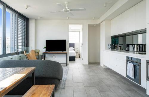 Bondi Beach Apartment | Radiant 2BR Top-Level Unit with Wi-Fi near Bondi Beach