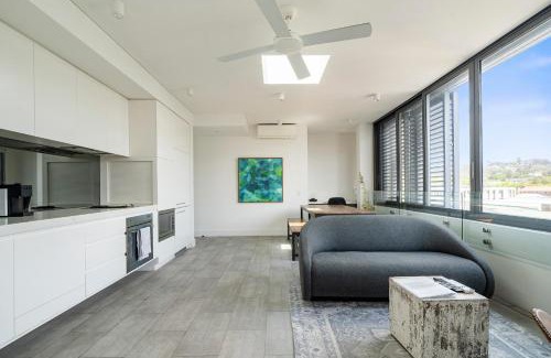 Bondi Beach Apartment | Radiant 2BR Top-Level Unit with Wi-Fi near Bondi Beach