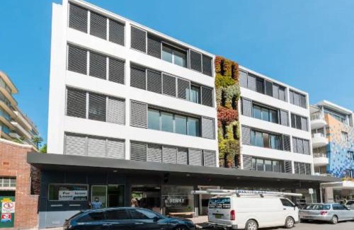 Bondi Beach Apartment | Radiant 2BR Top-Level Unit with Wi-Fi near Bondi Beach