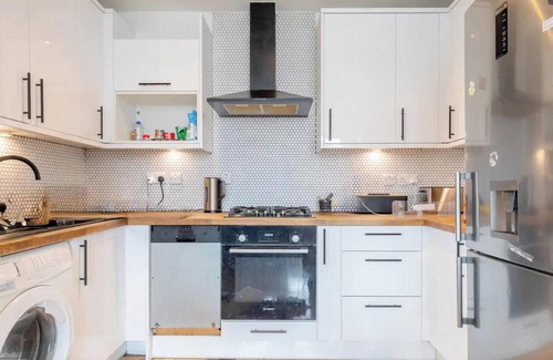 Finsbury Park Apartment | Radiant 3BD Flat with Terrace, Holloway