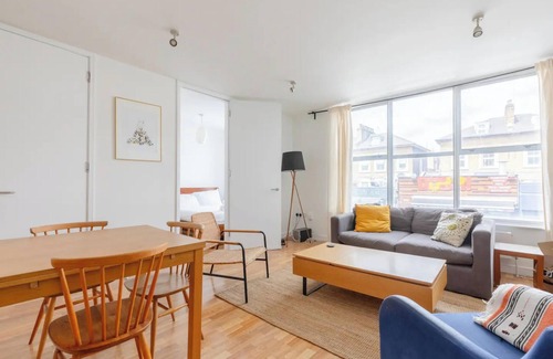 Finsbury Park Apartment | Radiant 3BD Flat with Terrace, Holloway