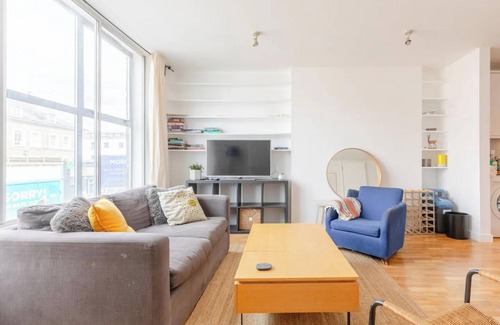 Finsbury Park Apartment | Radiant 3BD Flat with Terrace, Holloway