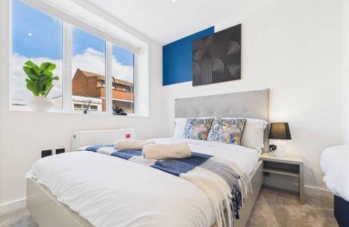 Hendon Apartment | Radiant & Modern 2 Bedroom Flat Sleeps 8