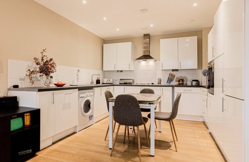 East Walworth Apartment | Radiant Relay: Stylish 1-Bed Flat with Balcony