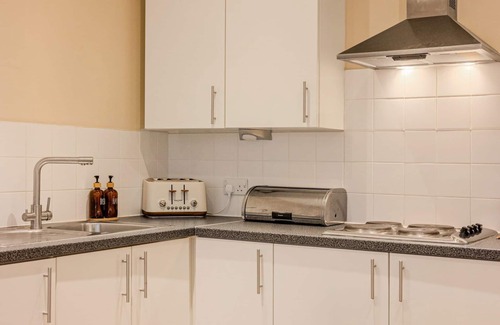 East Walworth Apartment | Radiant Relay: Stylish 1-Bed Flat with Balcony