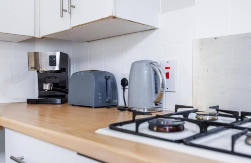 Southend-on-Sea Apartment | Radiant & Spacious 2BR Excellent Location w/WiFi & Netflix by Everhome Ltd