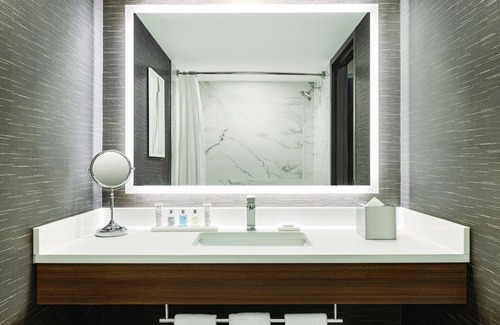 Richmond Hotel | Radisson Blu Vancouver Airport Hotel & Marina