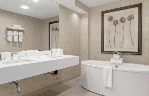 Central Business District Hotel | Radisson Plaza Hotel at Kalamazoo Center