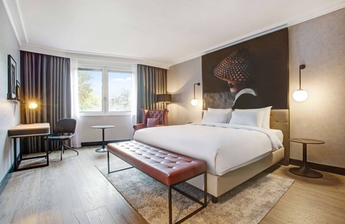 Heathrow Villages Hotel | Radisson RED Hotel London Heathrow
