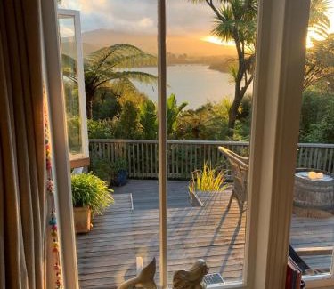 Raglan House | Raglan waterfront romantic cottage