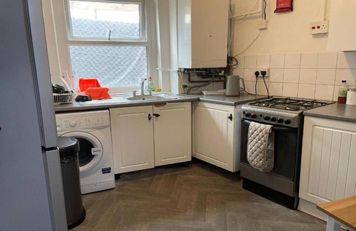 Hackney Wick Apartment | Rahal Hackney | Double Room Shared washroom