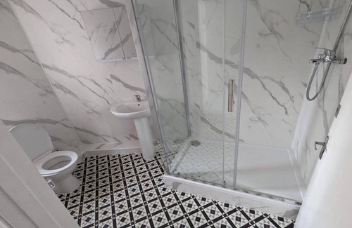 Hackney Wick Apartment | Rahal Hackney | Double Room Shared washroom