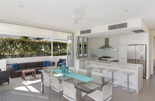 Coolangatta House | Rainbow Bay Villa - Spacious and Luxurious