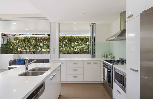 Coolangatta House | Rainbow Bay Villa - Spacious and Luxurious
