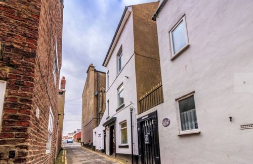 Whitby Cottage | Rainbow Cottage - A home from home in the heart of Whitby