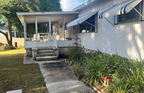 Dunnellon House | Rainbow River vacation kyacks included for free.
