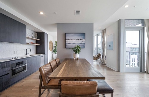 Congress Avenue Historic District House | Rainey St, Bachelorette Penthouse, Pool +Views & Walk Everywhere