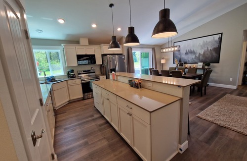 Forks House | Rainforest Getaway - Hot tub, bar, game room, creek in Forks.relax in style!