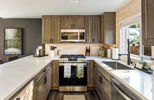 Ashford Cabin | Rainier Base Camp: Modern Cabin, Hot Tub, Fire Pit