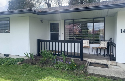 Enumclaw Condo | Rainier Villa, 2 minute walk to town