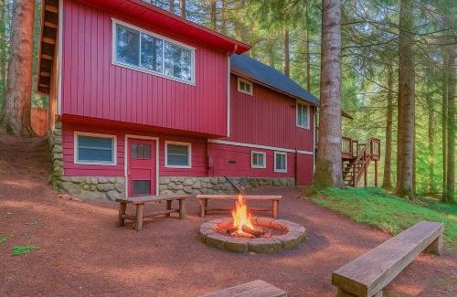 Paradise Estates House | Rainier Vintage Retreat With Hot Tub-Fireplace-WiFi