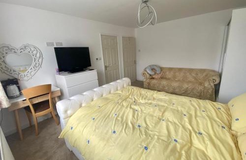 Sutton Coldfield Apartment | Raj Rentals Ensuite