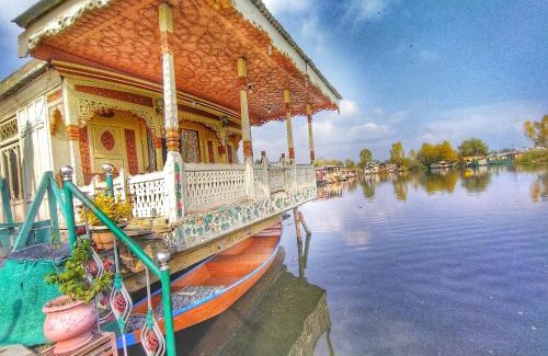 Dal Lake Boat Rental | Raja's Palace Houseboat - Kashmir