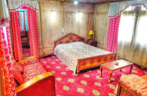 Dal Lake Boat Rental | Raja's Palace Houseboat - Kashmir