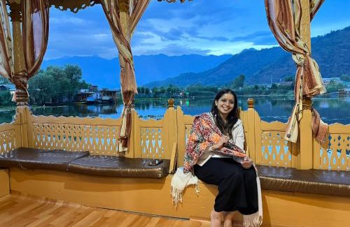 Dal Lake Boat Rental | Raja's Palace Houseboat - Kashmir