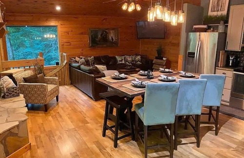 Gatlinburg - Pigeon Forge Cabin | Rally Point | 3 Bed, 2 Bath