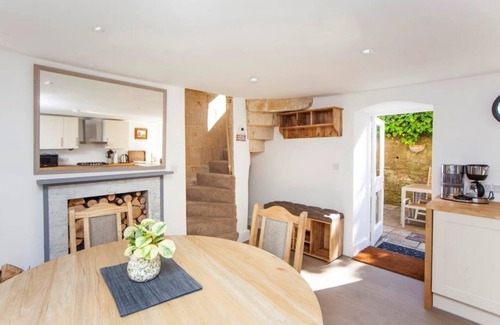 Bath House | Ralph Allen Cottage - Charming, beautifully renovated cottage - with parking