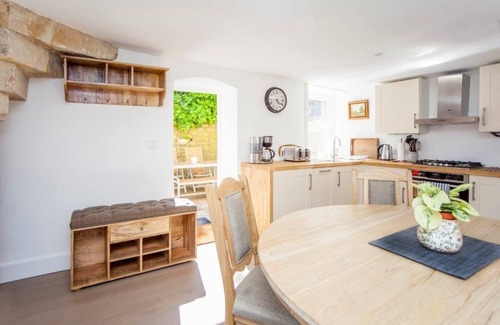Bath House | Ralph Allen Cottage - Charming, beautifully renovated cottage - with parking