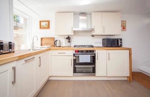 Bath House | Ralph Allen Cottage - Charming, beautifully renovated cottage - with parking