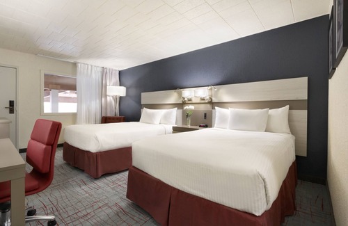 Racine Hotel | Ramada by Wyndham Beaver Falls
